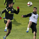 Los jugadores de la Selección, Isco y Daniel Carvajal, durante un entrenamiento.
