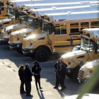 Conductores del servicio de autobuses escolar esperan órdenes tras las "amenzas no especificadas" contra los colegios en Los Ángeles