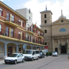 Vista del Ayuntamiento de Valencia de Don Juan, situado junto a la iglesia de San Pedro.