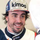 Fernando Alonso habla con uno de sus compañeros en Daytona (EEUU).