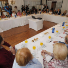 Diez, presidiendo la mesa, con los representantes de la treintena de asociaciones y entidades. RAMIRO