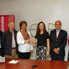 El Banco Herrero y los representantes de Tarevel, tras la firma.