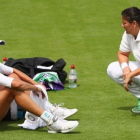 Garbiñe Muguruza charla con Conchita Martínez durante un entrenamiento en el All England Club antes del inicio de Wimbledon 2017.