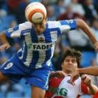 Tristán golpea el balón con la cabeza rodeado de contrarios
