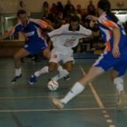Campazas, en el centro, materializó el primer gol del equipo local