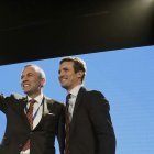 El presidente del GPPE, Manfred Weber, y Pablo Casado. J. M. VIDAL