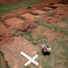 Fosas para enterrar cuerpos de victimas en Brasil por la tragedia provocada por la ruptura de una represa minera.