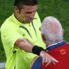 El árbitro italiano Rosetti rechaza las protestas de Luis Aragonés