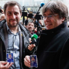 Antoni Comín y Carles Puigdemont muestran sus credenciales de eurodiputado.