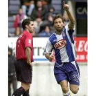 Tamudo celebra uno de los goles del Espanyol delante de Antonio López