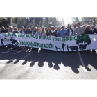 La cabecera de la manifestación que reclamó ayer una reflexión sobre la pervivencia de los pueblos. EFE