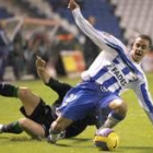 El uruguayo del Deportivo, Fabian Estoyanoff, trata de controlar el balón