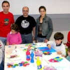 Carlos Cuenllas con los niños que participaron en un taller infantil del CLA