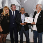 El alcalde de León, Antonio Silván, entrega su dibujo en la presentación de la campaña. RAMIRO