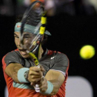 Nadal golpea de revés durante su partido en Río de Janeiro.