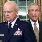 El general Hayden y Bush, ayer en la Casa Blanca