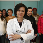 La doctora Montserrat de la Iglesia posa con pacientes, ayer en su sala de espera en el centro de salud de José Aguado. F. OTERO PERANDONES