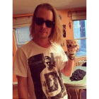 Macaulay Culkin posa con una camiseta donde aparece el actor Ryan Grosling llevando otra con una imagen de Culkin en su época de esplendor en Hollywood con 'Solo en casa'.