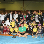 El trofeo ante Goyo González, último luchador en pie, rodeado de dos equipos hechos uno.