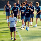 Ernesto Valverde, en primer plano, durante el entrenamiento del Barcelona. ALEJANDRO GARCÍA