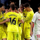 Los futbolistas del Villarreal celebran el segundo gol mientras Jesús Navas lo lamenta.
