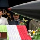 El presidente Ahmadineyad observa el paso de un misil durante el desfile militar ayer en Teherán