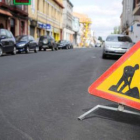 Vista de las obras de pavimentación en la calle La Bañeza de Veguellina de Órbigo.