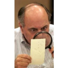 Un juez  mira un voto con lupa en Florida