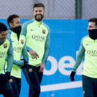 Leo Messi junto a Luís Suárez, Neymar y Piqué durante el entrenamiento de ayer. QUIQUE GARCÍA