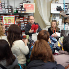 Miles de personas asisten a la Feria del Stock en Valladolid.