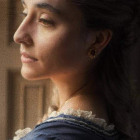 Un retrato de Gútale Rothschild. Debajo, la portada del libro y la autora Sara Aharoni
