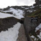 La Cueva de Valporquero ya está abierta; ayer estrenó campaña pese a la nieve.