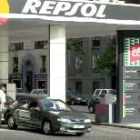 En la imagen, una gasolinera de Repsol, con su correspondiente tabla de precios