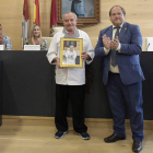 El Alubiero Mayor recibió su galardón ayer de manos del alcalde de La Bañeza. PEIO GARCÍA