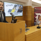 Óscar Rodríguez Ordás, gerente de Tecoi, y María J. Muñiz, jefa de sección de Economía de Diario de León, ayer en el Club de Prensa. RAMIRO