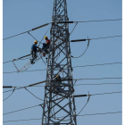 Dos operarios trabajan en torres de alta tensión en Avilés. ELOY ALONSO