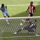 Diego Costa dispara ante el portero del Athletic Unai Simón para marcar el gol del empate definitivo en el duelo de San Mamés. LUIS TEJIDO