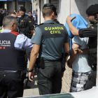 Guardia Civil y Mossos d Esquadra se llevan a un detenido en Ripoll. /