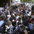 Los periodistas a las puertas de la sede del PSOE en la madrileña calle de Ferraz. J. J. GUILLÉN