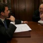 Riesco y Fernández durante el intenso debate que mantuvieron ayer a lo largo de más de una hora