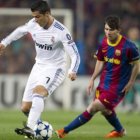 Ronaldo controla el balón ante Messi en la semifinal de la Liga de Campeones.