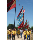 Los pendones de camino al polideportivo.