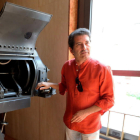 Varela, junto a un viejo proyector en el Bergidum. ANA F. BARREDO