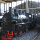 El interior del Museo del Ferrocaril de Ponferrada donde se exhiben algunas de las históricas locomotoras de vapor de la MSP.