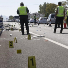 Agentes de la Guardia Civil, en el accidente de Oliva.