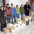 Alumnos y profesores del colegio entregan 15 lotes de alimentos en la Operación Kilo.