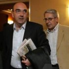 Santiago de la Riva, en primer término, junto a Dionisio Elías,  en una reunión de Profutle.
