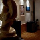 Un aspecto de esta variada exposición, que reúne piezas de artistas muy diferentes.