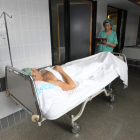 Imagen de archivo de un paciente en el interior del Hospital del Bierzo. L. DE LA MATA