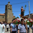 Procesión de san Isidro con la iglesia al fondo.
